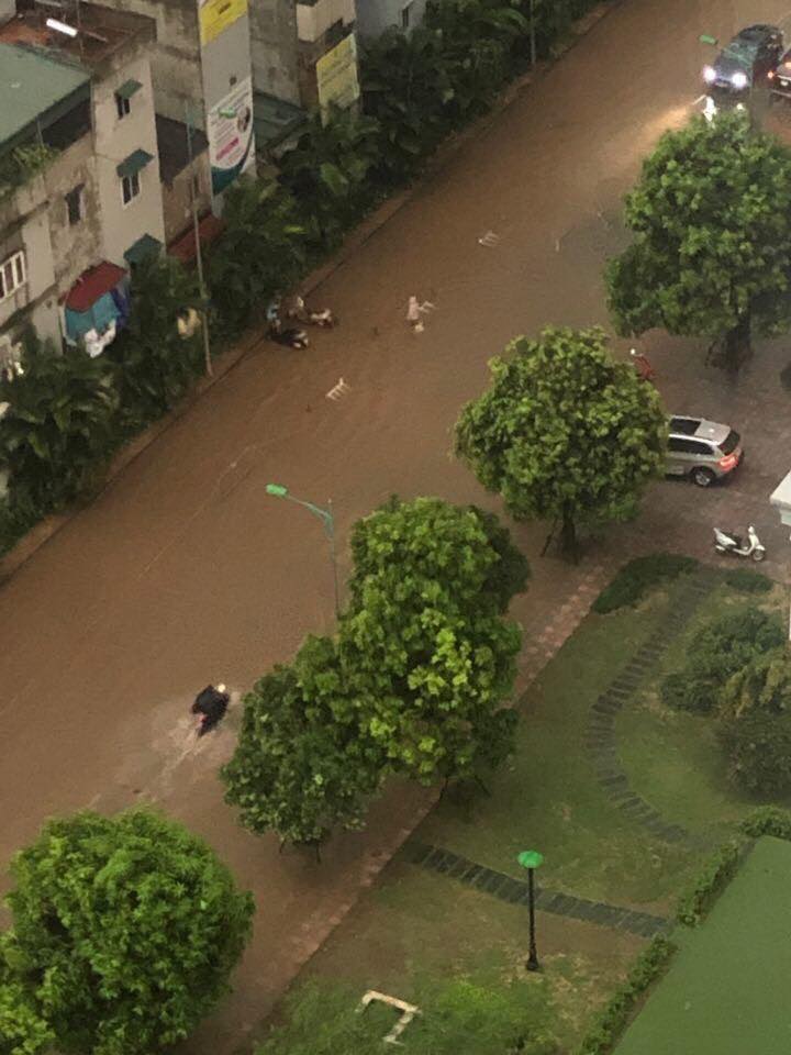 Một con đường nằm trong khu đô thị Times City cũng bị ngập nước sau mưa lớn.