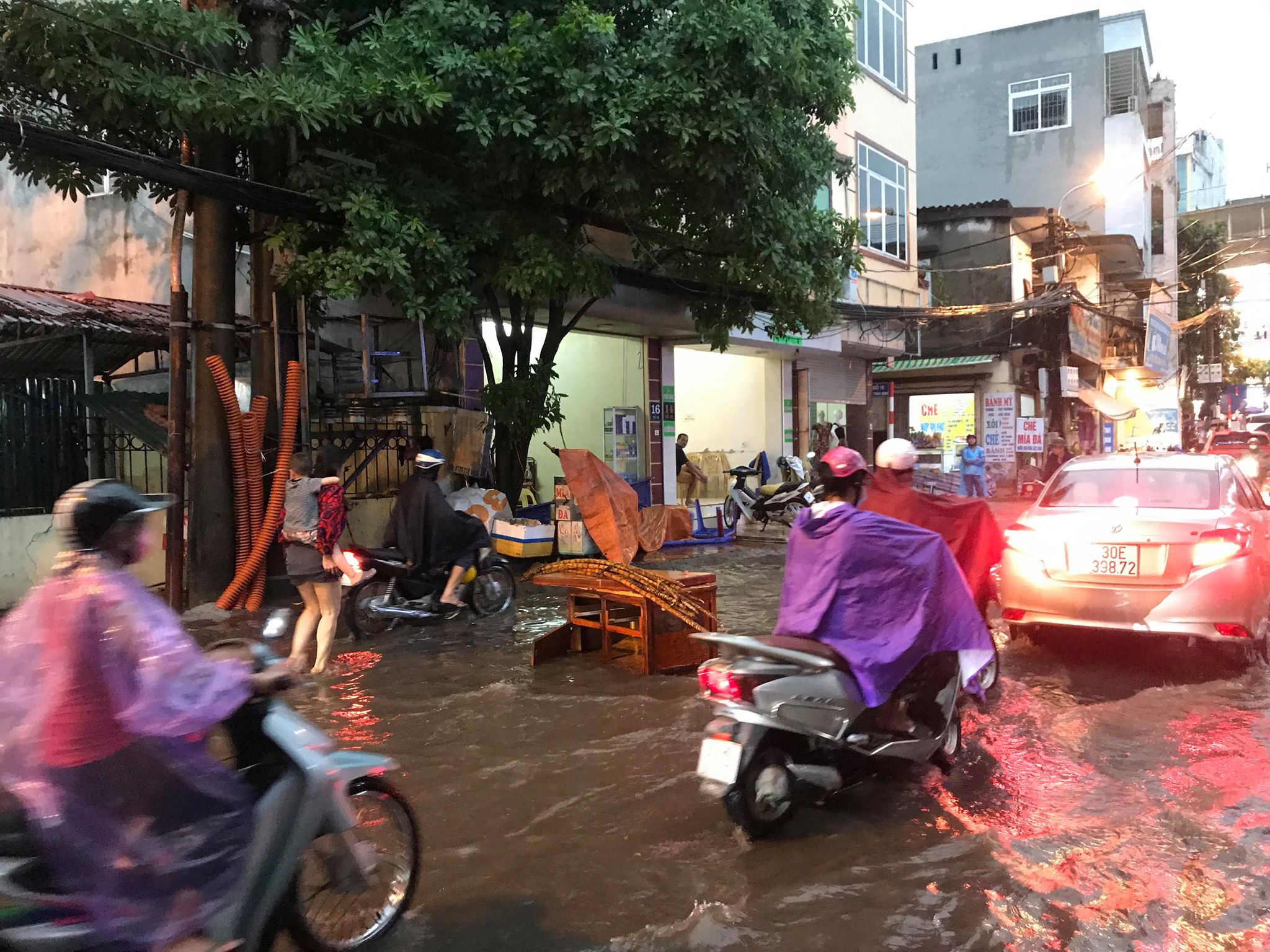 Một số hố ga bị mất nắp được người dân mang bàn ra dựng để cảnh báo nguy hiểm cho người đi đường.