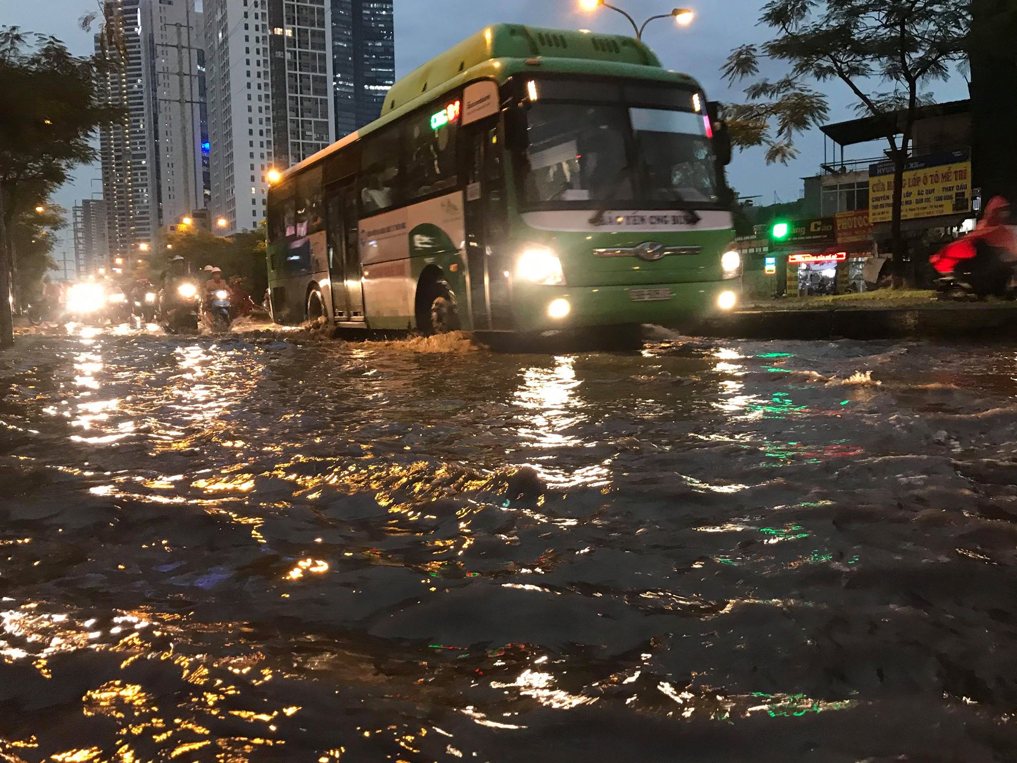 Đường Mễ Trì (quận Nam Từ Liêm) cũng bị ngập nước sau mưa lớn.