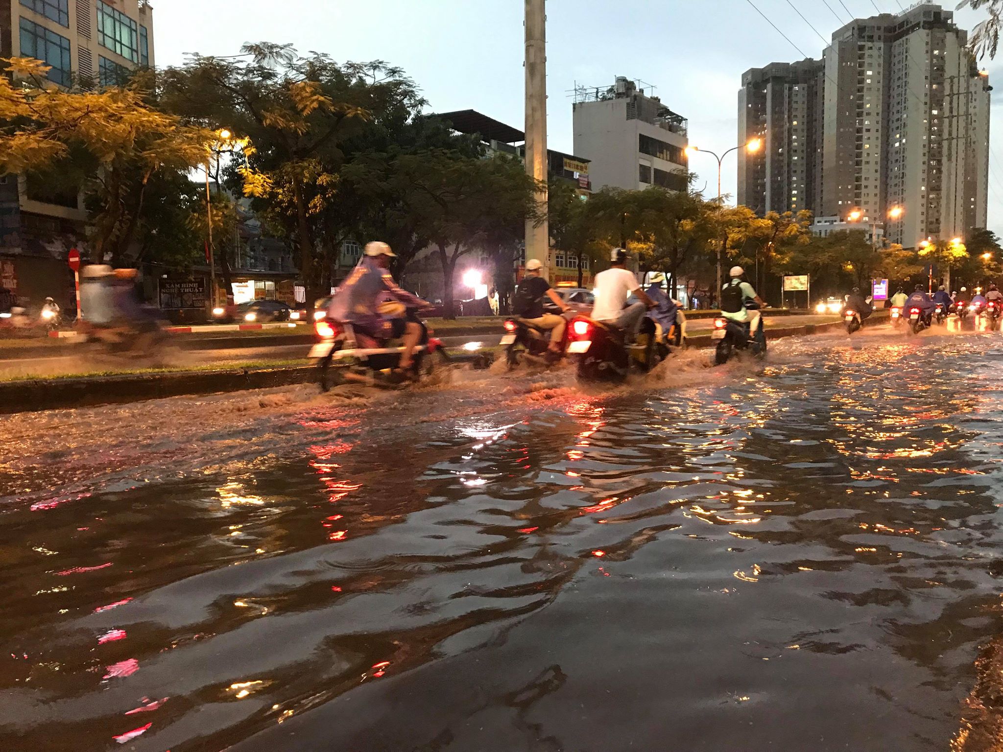 Nhiều đoạn ngập sâu, xe máy phải đi về một bên để đề phòng sụt hố ga do không nhìn thấy mặt đường.