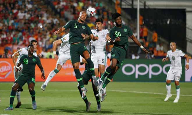 Algeria (áo trắng) liên tục đe dọa cầu môn Nigeria trong suốt hiệp 1