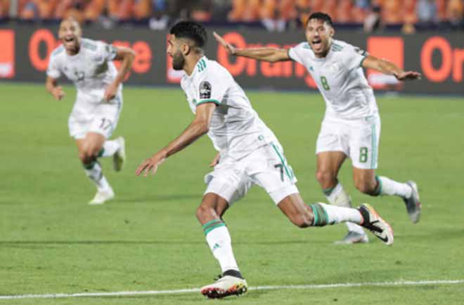 Mahrez mang lại vé chung kết cho Algeria ở phút 90+5