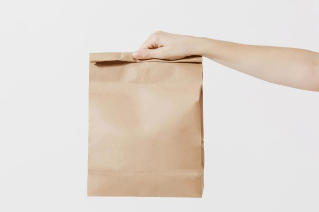 5. Sử dụng túi giấy: Hít thở chậm và sâu vào 1 cái túi giấy nhỏ có thể làm tăng mức độ carbon dioxide trong máu và làm cho cơ hoành co lại sâu hơn để mang lại nhiều oxy hơn.
