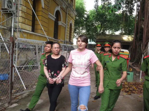 Bị cáo Prokoffva Elena (áo hồng) lãnh 3 năm tù giam về tội "Môi giới mại dâm"