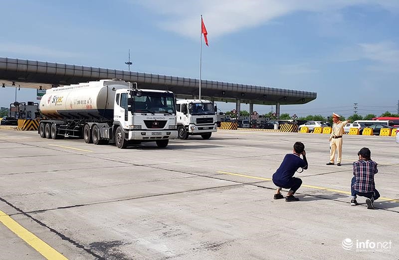 Các chiến sĩ CSGT dừng xe vi phạm ngay tại trạm thu phí.