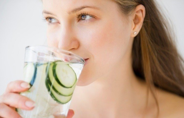 Uống nhiều nước không chỉ thanh lọc cơ thể mà còn giúp trẻ hóa da