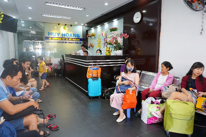 Tại nhà xe Huy Hoàng nhiều hành khách đang chờ đợi để trải nghiệm dòng xe mới DCar Hạng Thượng đỉnh