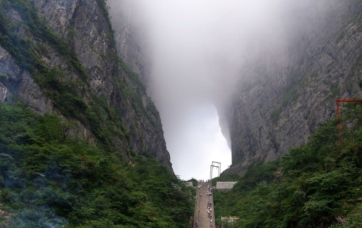Sợ đứng tim trên cây cầu rùng rợn nhất Trung Quốc - 1