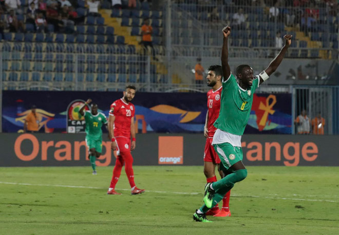 Bàn thắng đến theo cách rất bất ngờ ở cuộc đọ sức giữa Senegal và Tunisia