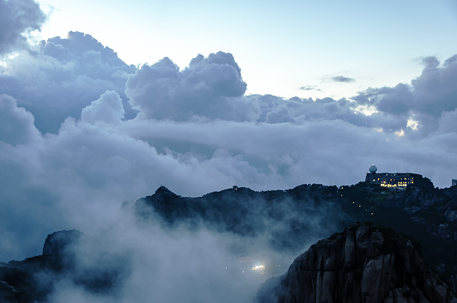 13.Người dân Trung Quốc nói rằng nếu muốn tìm một nơi để ngắm trời đất và mây thì không nơi nào tuyệt bằng Hoàng Sơn. Nhắc tới Hoàng Sơn là nhắc tới biển mây rộng lớn trước mặt.
