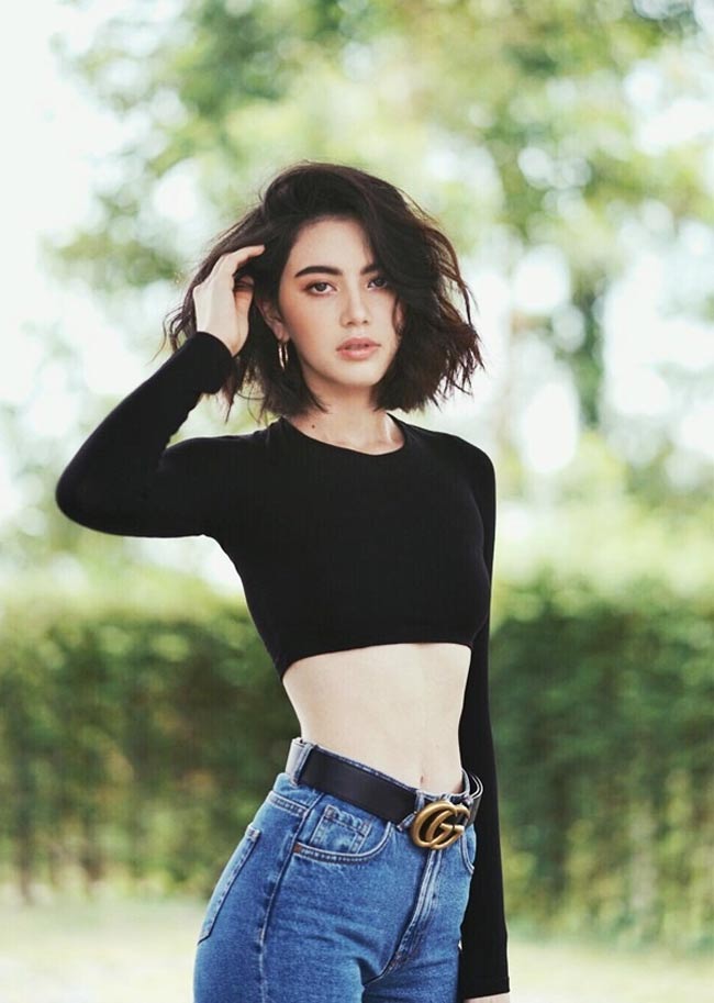 Tóc ngắn để ngôi lệch với độ bồng tự nhiên mang lại nét lãng mạn vô chừng.