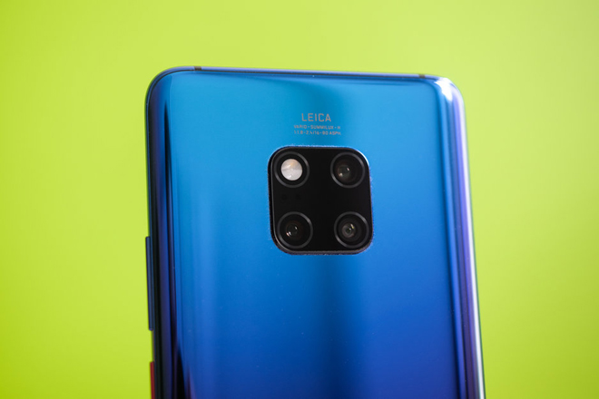 Huawei Mate 20 Pro là chiếc smartphone cao cấp đầu tiên có 3 camera sau.