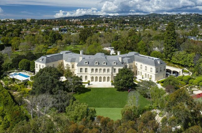 Ngôi nhà trải rộng trên 5.500 mét vuông, rộng hơn Nhà Trắng của tổng thống Mỹ. Tòa biệt thự hình chữ W với 123 phòng thuộc sở hữu của nhà sản xuất phim Aaron Spelling tại khu vực siêu giàu Holmby Hills, Los Angeles, Mỹ.