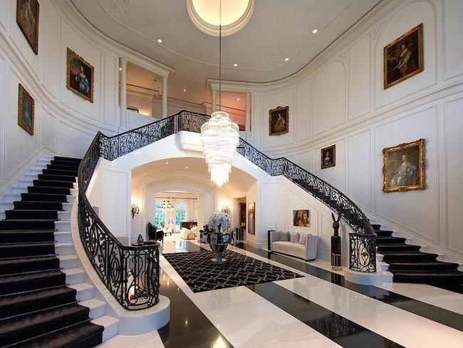 Ngoài ra, dinh thự còn sở hữu một bộ sưu tập các bức tranh quý giá với tổng trị giá lên tới vài trăm triệu đô la.