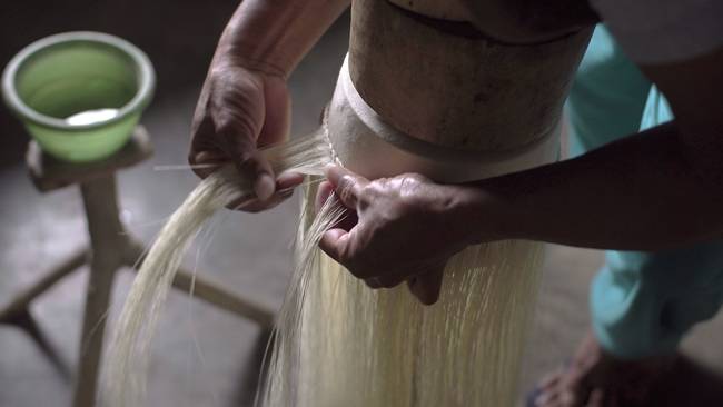 Khi đan mũ, người đan phải cúi gập người theo cách truyền thống. Anh Simon đan hàng ngày từ 7h30' sáng đến 5h30' chiều.