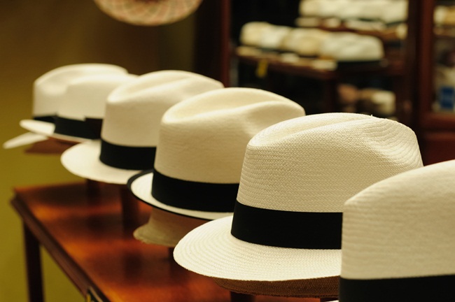 Chiếc mũ có giá 25.000 USD (~580 triệu đồng) được Brent Black - chủ cơ sở bán mũ Panama ở Hawaii bán cho một sao Hollywood. Mũ được Simon đan theo yêu cầu của Brent.