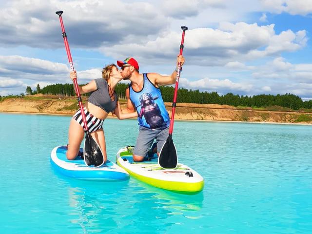 Bạn trẻ - Cuộc sống - Giới trẻ đổ xô đi “sống ảo” tại hồ chất thải hóa học độc hại