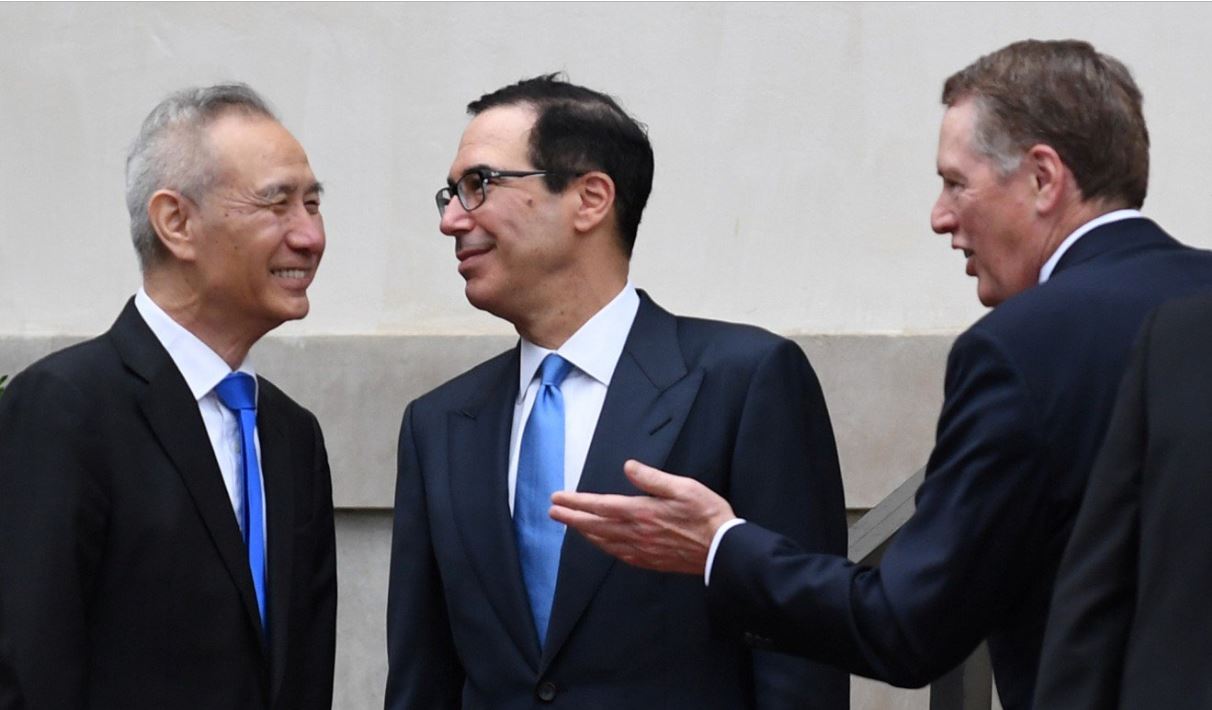 Phó Thủ tướng Trung Quốc Liu He nói chuyện với Bộ trưởng Tài chính Hoa Kỳ Steven Mnuchin (giữa) và Đại diện Thương mại Hoa Kỳ Robert Lighthizer. Nguồn: SCMP.
