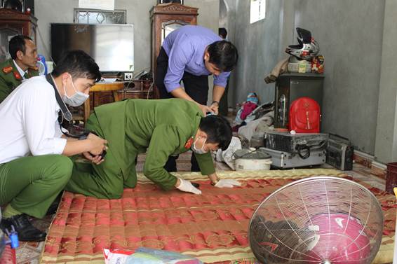 Cơ quan điều tra khám nghiệm hiện trường tại nhà Bùi Văn Công.