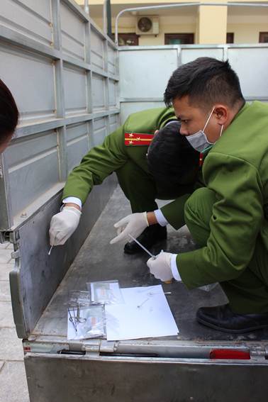 Lực lượng công an khám nghiệm xe tải Bùi Văn Công.