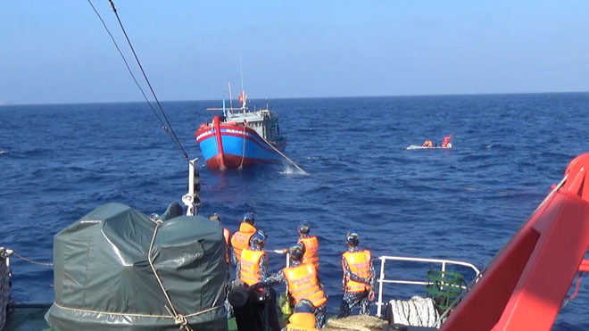 Tàu Cảnh sát biển tiếp cận cứu nạn 6 ngư dân bị nạn ở Hoàng Sa