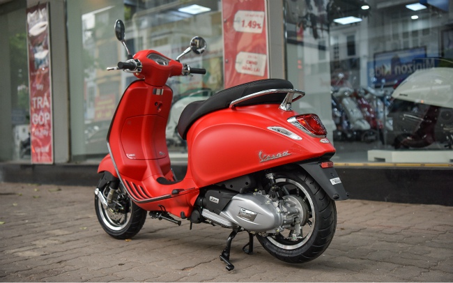 2019 Vespa Primavera S còn trang bị động cơ Piaggio i-Get Euro, tích hợp hệ thống phun xăng điện tử, hệ thống phối khí 3 valve giúp tối ưu hóa hiệu suất mà lại tiết kiệm nhiên liệu. Xe chạy cũng êm ái, mượt mà và thoải mái hơn.