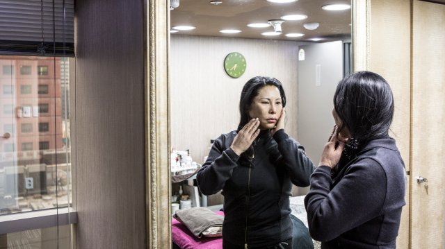 Hàn Quốc: Xấu xí là thất bại đời người đến hiện tượng "100 khuôn mặt trông như 1" - 6