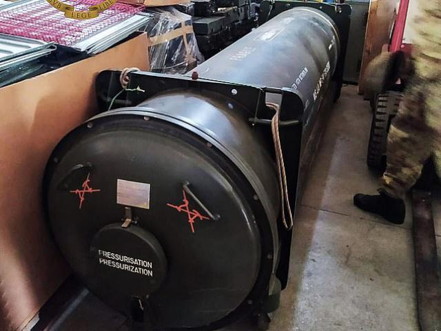 Thế giới - Ý: Đột kích trong thành phố, ngã ngửa thấy tên lửa không đối không và kho vũ khí "khủng"