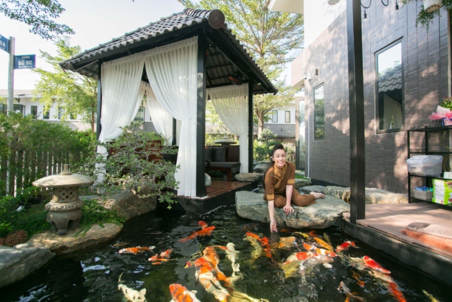 Ngoài không gian chính, Nhật Kim Anh dành phần lớn diện tích đất làm sân vườn, tiểu cảnh và hồ cá Koi. Không gian yêu thích nhất của cô chính là bàn trà trước sân nhà.