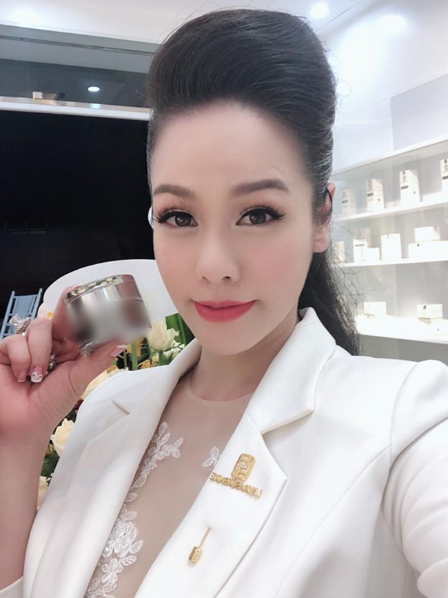 Không chỉ có sự nghiệp viên mãn, thành công, Nhật Kim Anh còn lấn sân sang lĩnh vực kinh doanh. Năm 2017, cô ra mắt công ty mỹ phẩm riêng. Tới nay, công ty mỹ phẩm của Nhật Kim Anh đã có hàng chục chi nhánh, đại lý, nhà phân phối trên toàn quốc.