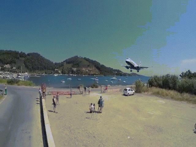 Phi thường - kỳ quặc - Video: Du khách thoải mái chụp "tự sướng" khi máy bay đang đáp xuống ngay trên đầu