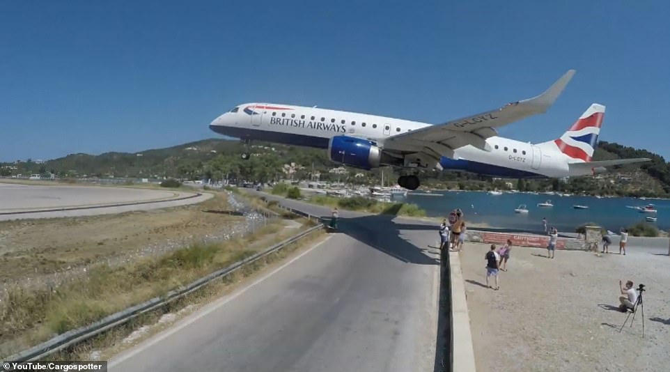 Chiếc máy bay hạ cánh ngay trên đầu nhóm du khách.