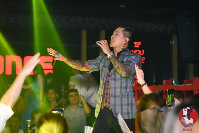 Sân khấu khai trương bùng nổ hơn bao giờ hết khi chào đón nam ca sĩ Tuấn Hưng với loạt hit làm nên tên tuổi