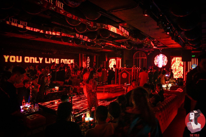 Không gian bên trong The Yolo Lounge