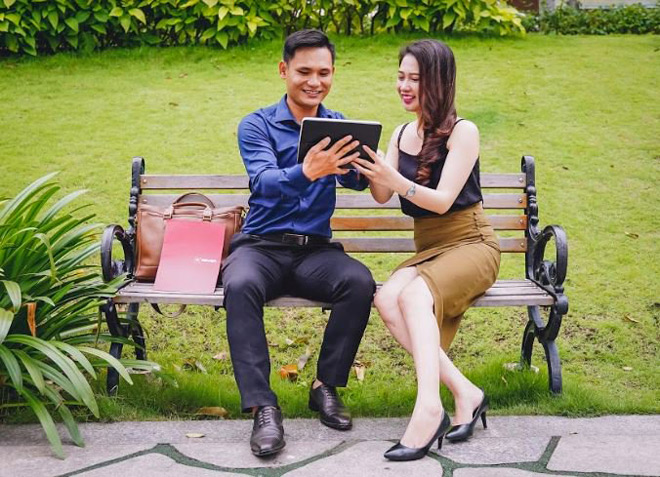 Sau thời gian làm việc, anh Đăng thường đọc sách, trò chuyện cùng đồng nghiệp và tham gia các hoạt động thể dục thể thao.