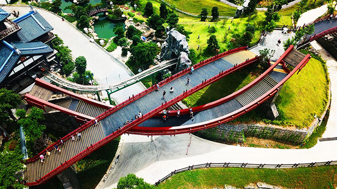 Cầu Koi - tuyệt tác trong khuôn viên Vườn Nhật, trở thành điểm check-in hút du khách