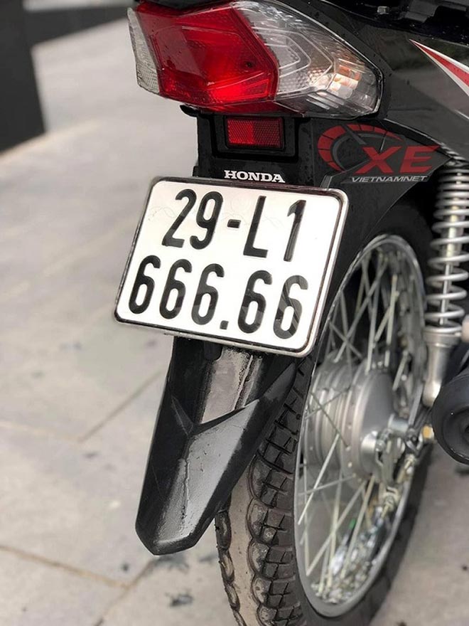 Đính kèm biển số ngũ quý 6 là nguyên nhân khiến chiếc xe được đội giá lên cao khủng khiếp đến như vậy.