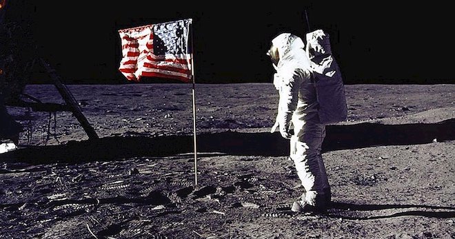 Cuộn băng gốc ghi hình chuyến bay lên Mặt Trăng của tàu Apollo 11 được bán đấu giá hơn 23 tỷ đồng - 1