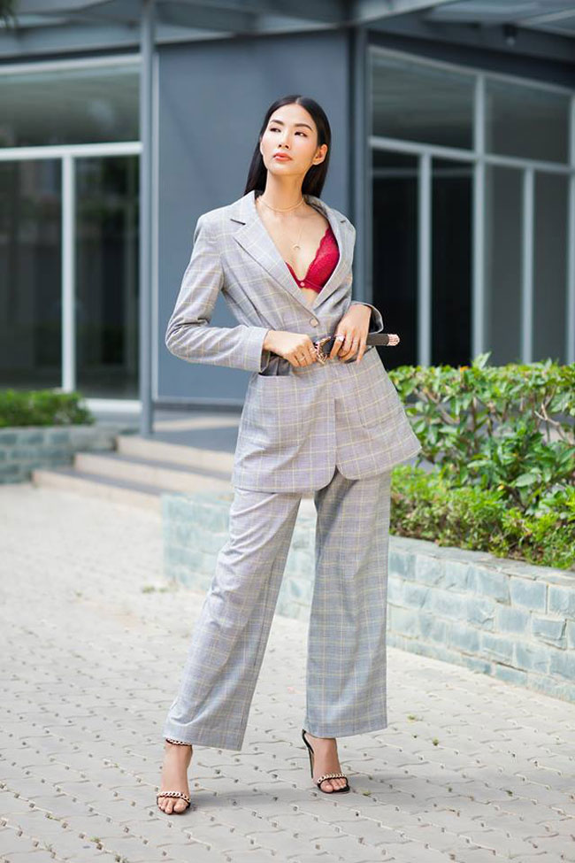 Nếu như chủ nhân của bộ đồ muốn xây dựng hình tượng theo phong cách gợi cảm, cá tính thì cách mix với bralette có thể sáng tạo và phá cách như á hậu Hoàng Thùy.