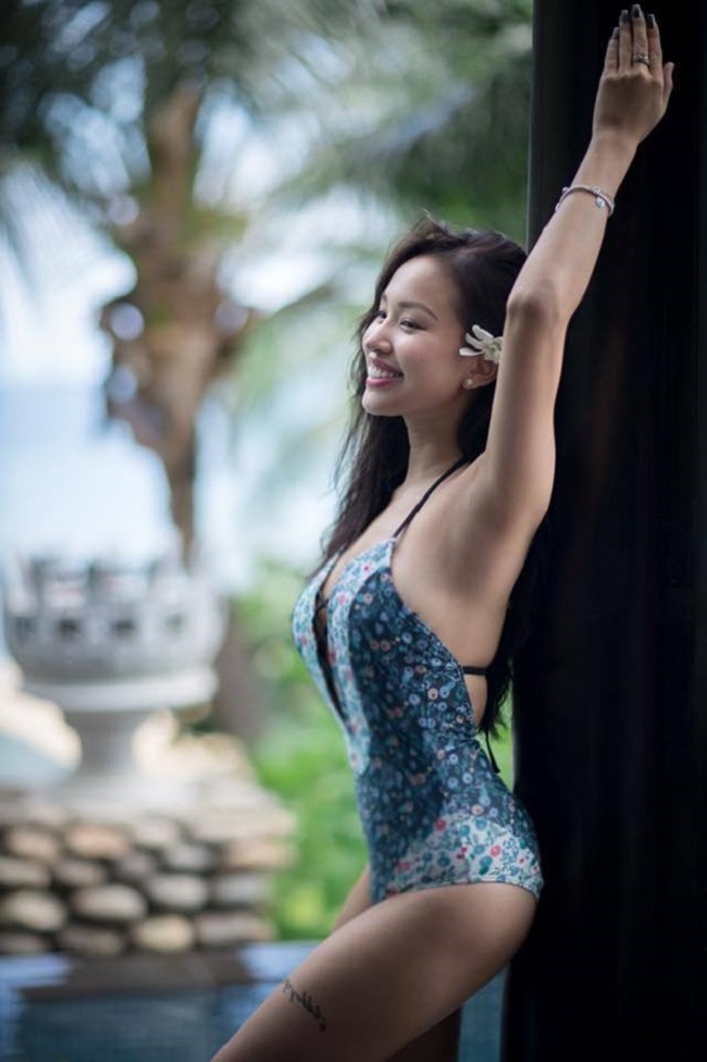 Mới đây trên trang cá nhân, Thanh Vân Hugo (Nguyễn Thanh Vân) vừa chia sẻ loạt ảnh mới trong chuyến đi du lịch nghỉ dưỡng của mình. Trong đó, mỹ nhân của sitcom Nhật ký Vàng Anh tự tin khoe vóc dáng gợi cảm cùng nụ cười rạng rỡ trong trang phục bikini. Thanh Vân Hugo đảm nhận vai Minh - bạn thân của Vàng Anh khi đang là sinh viên Học viện Ngoại giao.