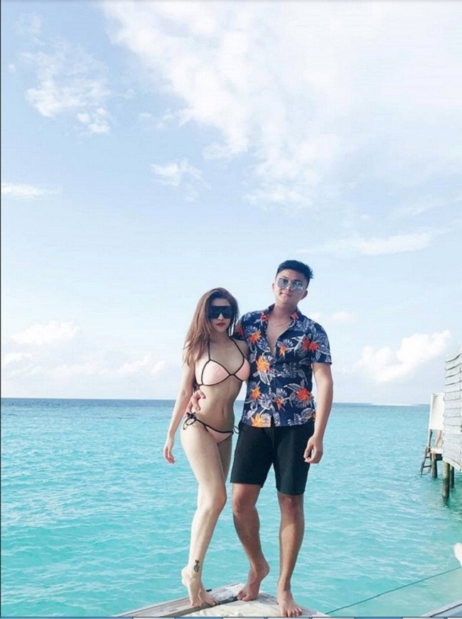 Đôi chân thon dài cùng làn da trắng, Vân Navy không ngại khoe những bức ảnh gợi cảm này lên mạng xã hội.