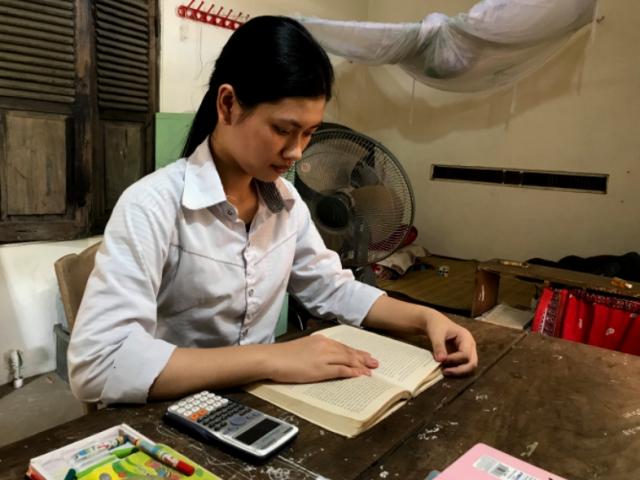 Nữ sinh trường làng “đánh bại” thí sinh trường chuyên giành thủ khoa tỉnh Nghệ An