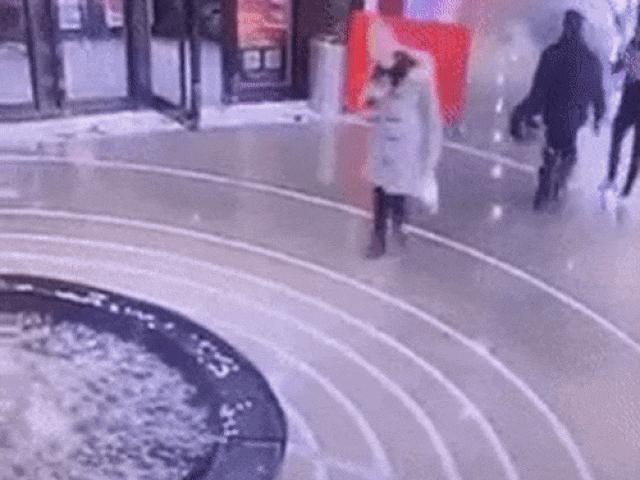 Tranh vui - Cái kết nhớ đời cho những người mải mê sống ảo với điện thoại