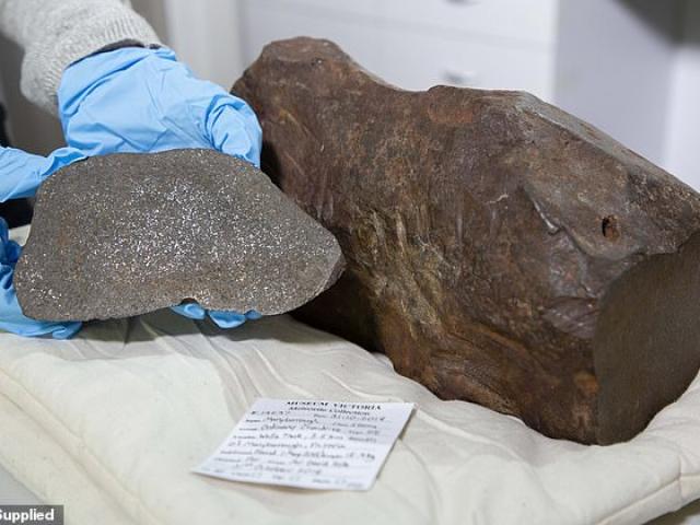 Thế giới - Úc: 4 năm cày cục phá khối đá không xong, đem cho mới biết là vật cực quý 4,6 tỷ năm tuổi