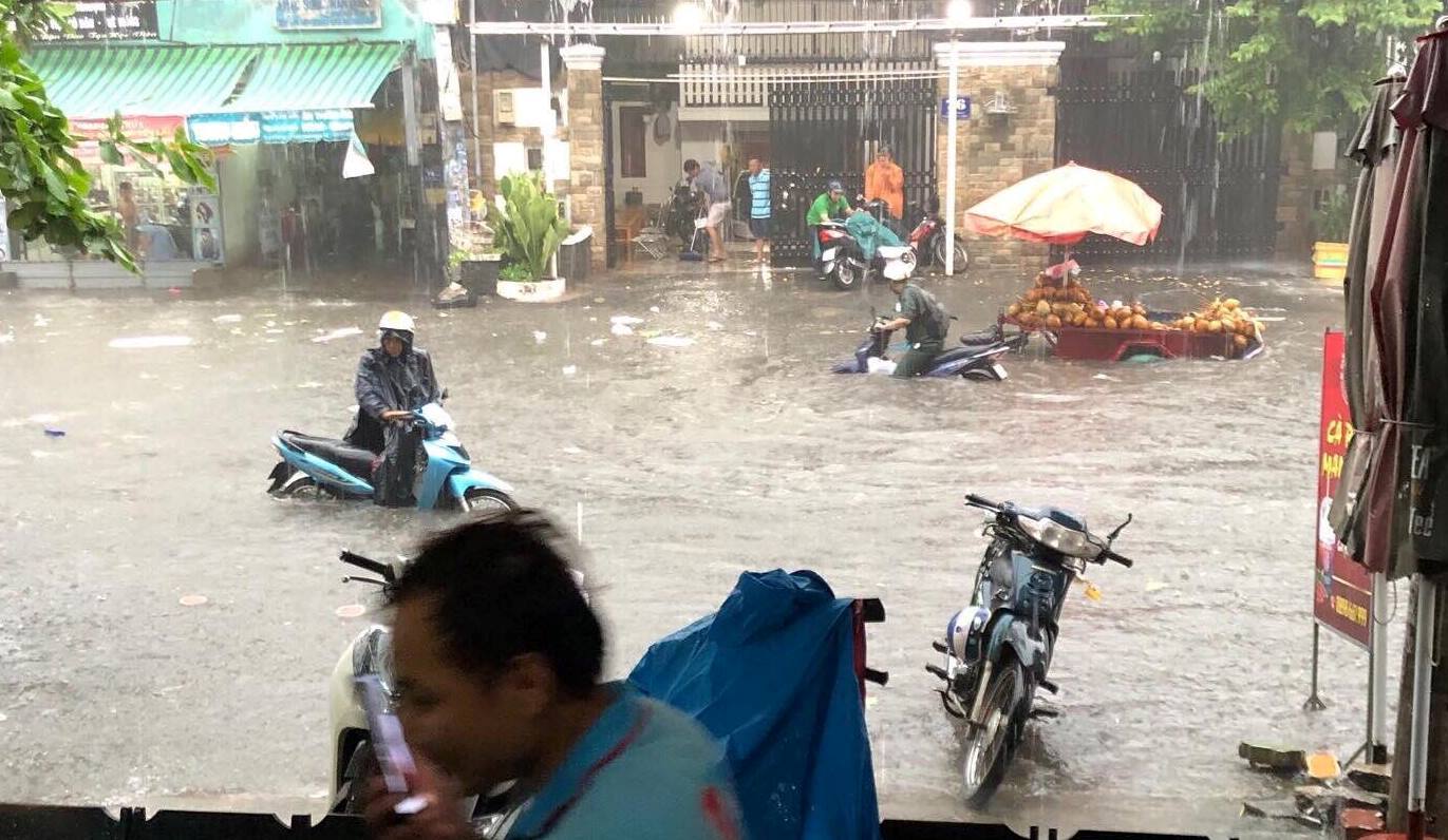 Nhiều tuyến đường nước ngập lênh láng, hàng loạt phương tiện bị chết máy