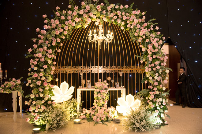 Con trai Thu Thủy mặc vest cùng màu với cha dượng kém mẹ 10 tuổi - 4