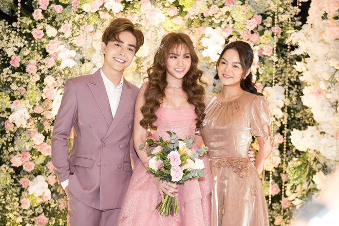 Con trai Thu Thủy mặc vest cùng màu với cha dượng kém mẹ 10 tuổi - 4