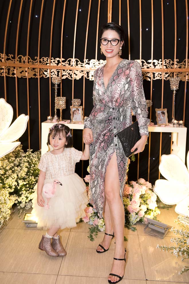 Con trai Thu Thủy mặc vest cùng màu với cha dượng kém mẹ 10 tuổi - 8