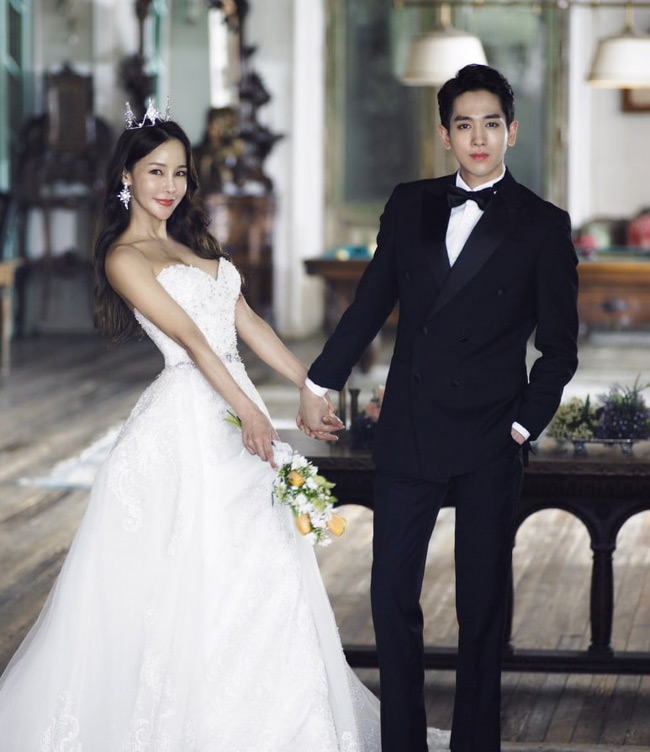 Năm 2015, thông tin nữ ca sĩ Mina 43 tuổi và anh chàng ca sĩ trẻ Phillip nhóm So Real 26 tuổi hẹn hò khiến công chúng không khỏi bất ngờ.