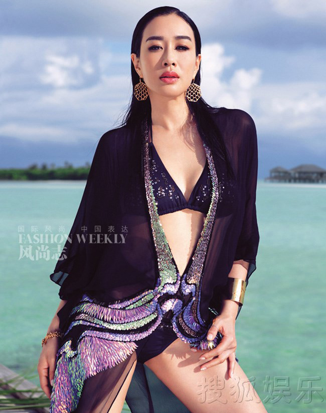 Với thân hình gợi cảm dường này, Chung Lệ Đề tự tin trong cuộc sống hôn nhân với Trương Luân Thạc kém cô 12 tuổi.